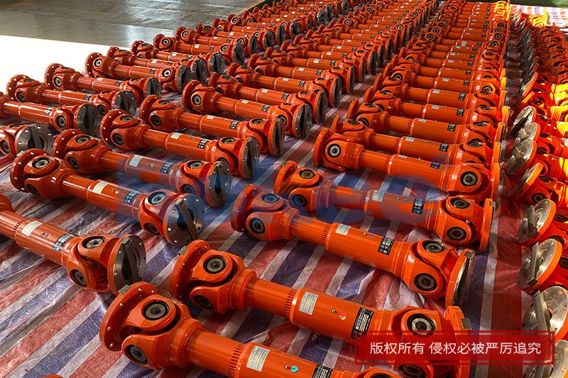 十字軸萬向聯(lián)軸器通過靈活的連接方式糾正角度和位移